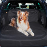 FLUFFINO® Kofferraumschutz für Hund inkl. Seiten- & Ladekantenschutz in dunkelgrau mit Hund im Kofferraum geschützt.