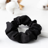 fairtye Scrunchie - schwarz aus Bio-Baumwolle, elastisch und ohne Metall, ideal für vielseitige Frisuren mit starkem Halt.