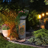 Hoberg LED Pflanzsäule in 3D Beton-Optik mit Schmetterlingsdesign, LED-Beleuchtung und abnehmbarer Pflanzschale im Garten.