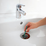 EASYmaxx Abflussreiniger-Stick Apfel - Hand setzt Stick in Waschbeckenabfluss zur Entfernung von Fett- und Speiseresten ein.