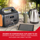 EASYmaxx Powerstation tragbar - 1048Wh schwarz/orange mit flexiblen Anschlüssen zum Aufladen von Tablet, Lautsprecher und Wasserkocher unterwegs.