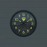 VfB Stuttgart Wanduhr "Glow in the dark" mit leuchtenden Ziffern, Zeigern und VfB-Logo, Durchmesser ca. 34 cm, batteriebetrieben.