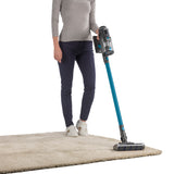 MAXXMEE Akku-Zyklon-Staubsauger LED Power Control Pro anthrazit/petrol kabellos mit Anti-Hair-Wrap Bodendüse auf Teppich.