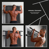 FitEngine - Klimmzugstange für den Türrahmen schwarz/grau, montiert, zeigt vielseitige Griffpositionen für effektives Training.