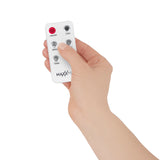 Hand hält Fernbedienung für MAXXMEE Luftkühler mit Wassertank 5l zur Steuerung von 3 Leistungsstufen und Oszillation.