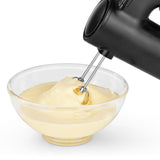 N8WERK Handmixer - Midnight Edition mit 5 Geschwindigkeiten und Turbotaste im eleganten Mattschwarz beim Rühren von Teig.