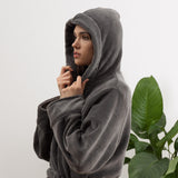 LUMALAND Luxury Mikrofaser Bademantel mit Kapuze für Damen und Herren in Grau, Größe XXL, kuschelig und schnell trocknend.