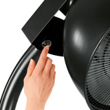 Hoberg Infrarot-Heizstrahler mit Standfuß zeigt Hand beim Einschalten des modernen Carbon-Heizelements im Lampen-Design.