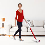 Frau benutzt CLEANmaxx Akku-Zyklon-Staubsauger Pro 22,2 Volt weiß/rot mit langer Akkulaufzeit und automatischer Schmutzgraderkennung.