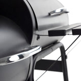 GRILLCHEF Holzkohlegrill Smoker - 116cm - schwarz mit emailliertem Grillrost, Temperaturanzeige und breitem Fronttisch bei 80 cm Arbeitshöhe.