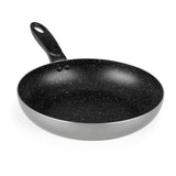 Antihaftbeschichtete Bratpfanne mit schwarz gesprenkelter Innenseite und schwarzem Griff, abgebildet auf weißem Hintergrund.