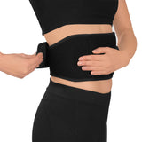 MAXXMEE Bauchmuskelgürtel EMS - 6 Programmen - 9 Intensitätsstufen - flexibler Bauchgurt in Schwarz am Körper anlegen.