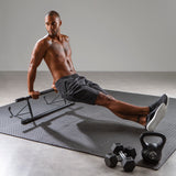 FitEngine - Klimmzugstange für den Türrahmen - schwarz/grau mit stabilem Training für Rücken, Arme und Schultern.