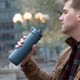 THERMOS Guardian Line Isolier-Trinkflasche 700 ml lake blue aus doppelwandigem Edelstahl, auslaufsicher mit Push Button Lid und Safety Lock.