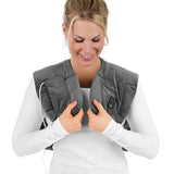 Frau nutzt die MAXXMEE Massage-Heizdecke - 3 Massagemodi - grau mit Heizfunktion und USB-Anschluss für Nacken und Schultern.