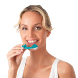 Frau hält bruXane 2go - Zahnschiene mit Biofeedback in türkis vor den Mund zur Vorbeugung von Zähneknirschen.