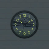 HSV Wanduhr "Glow in the dark" mit Stadion-Motiv, nachleuchtenden Ziffern und Zeigern, batteriebetrieben, Ø 34 cm.