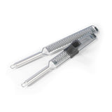 MAXXMEE Zester Reibe 2er-Set aus Edelstahl mit zwei Reiben für feine und grobe Ergebnisse, inkl. Fingerschutz und Schutzhülle.
