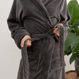 LUMALAND Luxury Mikrofaser Bademantel mit Kapuze für Damen und Herren in Grau, Größe XXL, weich, flauschig und komfortabel.