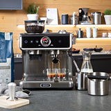 ESPRESSO-GRIND-PROFESSION Espresso-Siebträgermaschine mit Mahlwerk, 15 bar, Ulka-Pumpe, Dampfdüse und PID-Regler in moderner Küche.