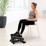 VITALmaxx Fitnesstrainer Swing Stepper mit 2 Expanderbändern in schwarz, kompakt, für Bein- und Armtraining zu Hause.