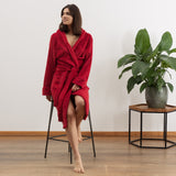 LUMALAND Luxury Mikrofaser Bademantel mit Kapuze für Damen und Herren in Rot Größe S, flauschig und schnelltrocknend.