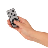 Fernbedienung für BVB LED-Echtwachskerze mit rotierender BVB-Logo-Projektion und Timerfunktion in der Hand gehalten