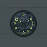 FC Schalke 04 Wanduhr "Glow in the dark" mit Stadion-Motiv, leuchtenden Zahlen und Zeigern, batteriebetrieben, Ø 34 cm.