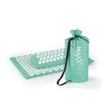 Türkisfarbenes Akupressurmatten- und Kissenset mit Tragetasche mit der Aufschrift MAXXMEE auf weißem Hintergrund.