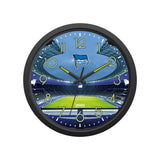 Hertha BSC Wanduhr "Glow in the dark" mit Stadionmotiv, nachleuchtenden Zahlen und Zeigern, batteriebetrieben, ideal für Fans.