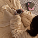 LUMALAND Sofa Kuscheldecke mit Ärmeln + Fußtasche in Beige, weich, kuschelig, mit integrierter Tasche für Komfort zu Hause oder unterwegs.