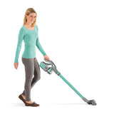 Frau benutzt CLEANmaxx Akku-Zyklon-Staubsauger - türkis/grau mit verlängerbarem Aluminium-Steckrohr zum Staubsaugen auf Hartboden.