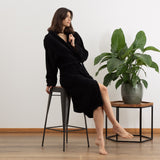 LUMALAND Bademantel Luxury Mikrofaser Bademantel mit Kapuze für Damen und Herren XL Schwarz, kuschelig und schnelltrocknend.