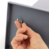 Hoberg Beton-Schild mit "Willkommen" aus pulverbeschichtetem Metall, abnehmbare Bodenplatte, einfache Montage mit beiliegenden Schrauben.