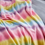 LUMALAND Kuscheldecke für Kinder 150x180 cm Regenbogen, weiche Coral-Fleece Tagesdecke in buntem Regenbogen-Multicolour-Design.