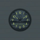 Hertha BSC Wanduhr "Glow in the dark" mit Logo, Stadion-Motiv und nachleuchtenden Zahlen und Zeigern.