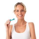 Frau zeigt bruXane 2go - Zahnschiene mit Biofeedback bei Zähneknirschen - türkis zur Reduzierung von Knirschaktivität.