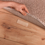 EASYmaxx Spurenloses Klebeband - doppelseitig, abwaschbar und wiederverwendbar, hält Teppiche auf Holzboden sicher und rückstandsfrei.