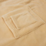 LUMALAND Sofa Kuscheldecke mit Ärmeln + Fußtasche in Beige, weiches Coral Fleece mit integrierter Tasche, 150 x 180 + 35 cm.