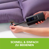 EASYmaxx Akku-Handkompressor mit Digital-Display in schwarz, beim Aufpumpen eines Luftkissens mit digitaler Anzeige und Adapter.