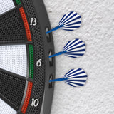 MAXXMEE Dartscheibe mit 6 Pfeilen und 6 Ersatzspitzen, detailreiche Nahaufnahme der Pfeile und Dartscheibebereiche.