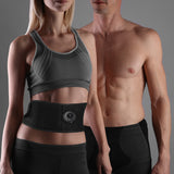 MAXXMEE Bauchmuskelgürtel EMS in schwarz mit 6 Programmen und 9 Intensitätsstufen, getragen von Mann und Frau unisize bis 140 cm.