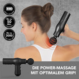 MAXXMEE Mini-Massage Gun Smart Grip - schwarz in Anwendung zur Muskelregeneration mit ergonomischem Griff und kraftvollen Vibrationen.