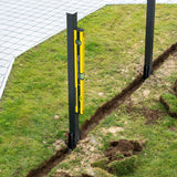 FLÜWA Wasserwaage - 60 cm - schwarz/gelb mit Magnet, ausklappbarem Flügel und Winkelmesser an Metallpfosten im Garten.