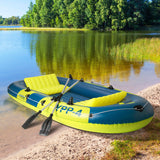 Hoberg Schlauchboot "YPP-4" 4-Sitzer mit 2 Sitzbänken, 2 Paddeln, Pumpe, Reparaturset und umfangreichem Zubehör aus PVC am Seeufer.