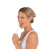 Frau reinigt Zunge mit MAXXMEE Zungenreiniger - Dual Frequency Ultraschall-Technologie - weiß/mint für verbesserte Mundhygiene.