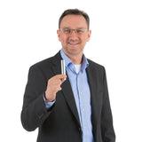 Mann hält Rokitta's Rostschreck gegen Flugrost an Besteck, Geschirr, Töpfen & Pfannen für ca. 600 Spülgänge ohne Chemie.