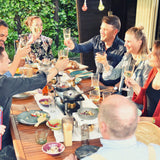 DeWok Tisch-Kochset für bis zu 4 Personen aus Edelstahl/schwarz beim gemeinschaftlichen Kochen und Genießen im Freien.