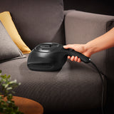 N8WERK Milbensauger Midnight Black Edition saugt und desinfiziert schonend Polstermöbel mit HEPA-Filter und UV-C-Licht-Technologie.