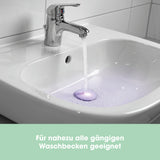 EASYmaxx LED-Abflussstopfen Waschbecken transparent/schwarz mit automatischem Farbwechsel bei Wasserkontakt im weißen Waschbecken.